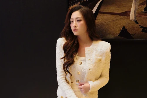 Hoa hậu Lương Thuỳ Linh nổi bật tại "Tuần lễ thời trang Paris"