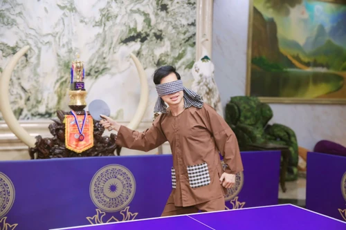 Ca sĩ Ngọc Sơn bịt mắt thi đấu với nhà vô địch bóng bàn thế giới Satoshi Aida