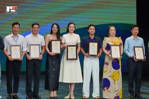 Á hậu Phương Thanh giành huy chương Bạc 