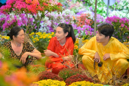 Hoa hậu Thuỳ Tiên cùng diễn viên Quang Trung trải nghiệm bán hoa ngày Tết