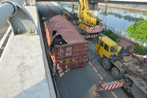 Thùng container rơi từ trên cầu xuống đất, rách bươm
