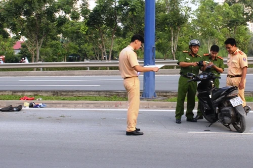 Vợ tai nạn tử vong, chồng đến hiện trường gào khóc thảm thiết