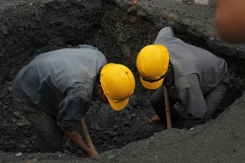 Xe buýt mắc kẹt dưới "hố tử thần" bị sụt lún từ trước