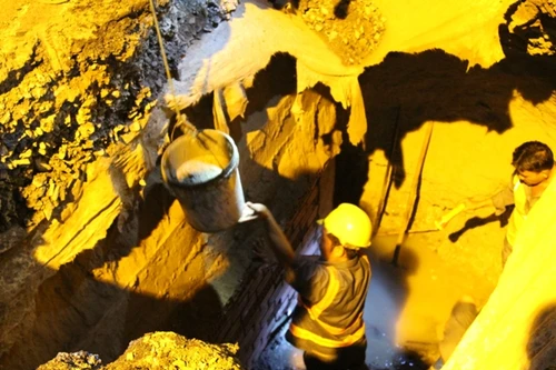 "Hố tử thần" sâu 7m xuất hiện trên đường phố