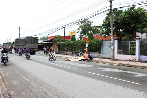 Vợ ngất xỉu bên thi thể người chồng bị xe tải cán ngang