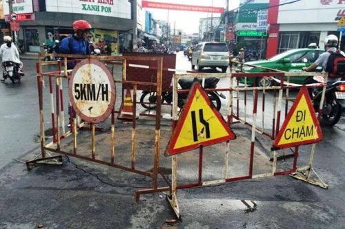 "Hố tử thần" xuất hiện trên phố khiến giao thông ùn ứ