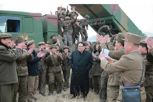 Lãnh đạo Triều Tiên lại chỉ đạo phóng một loạt tên lửa đa nòng mới