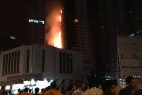 Hai tòa nhà chọc trời ở UAE chìm trong biển lửa