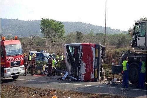 Tây Ban Nha: Kinh hoàng xe khách "đấu đầu" xe tải, 14 người thiệt mạng