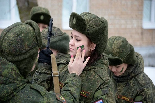 Ngắm "bóng hồng" quân nhân Nga thi "trang điểm ngụy trang"