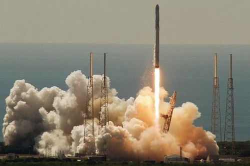 Mỹ phóng tên lửa Falcon 9, nhưng không thể hạ cánh xuống tàu không người lái
