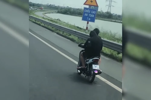 Trong thời gian chờ xét xử, tranh thủ diễu oai bằng xe máy trên cao tốc