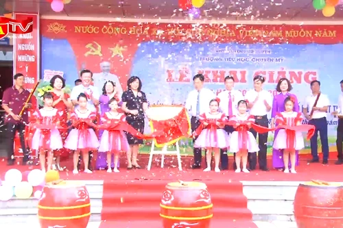 Gắn biển ngôi trường được xây dựng từ nguồn thu xổ số kiến thiết Thủ đô