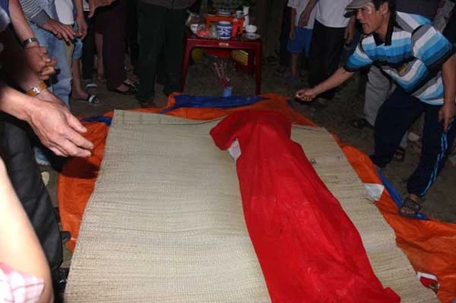 Cá ông nặng 80kg trôi dạt vào bờ được ngư dân làm lễ mai táng