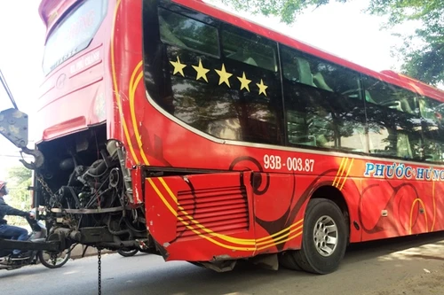 Đâm đuôi xe khách, xe tải lật khiến quốc lộ 1 ùn ứ nghiêm trọng