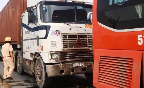 Container tông xe khách Phương Trang, hàng chục hành khách hoảng loạn