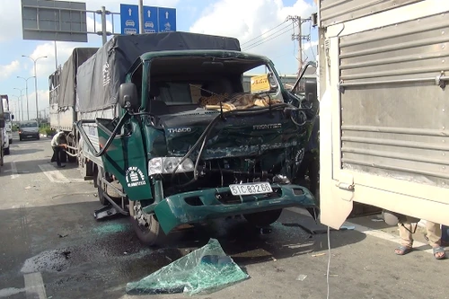 5 ô tô tông liên hoàn, tài xế la hét kêu cứu trong cabin biến dạng