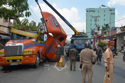 Cabin xe container bị cuộn sắt đè nát, tài xế thoát chết trong gang tấc
