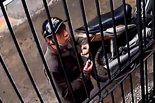 Clip xông vào nhà dân, giật iPad từ tay trẻ em