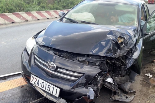 Hai vợ chồng thoát chết khi "xế hộp" tông cột đèn, nát đầu