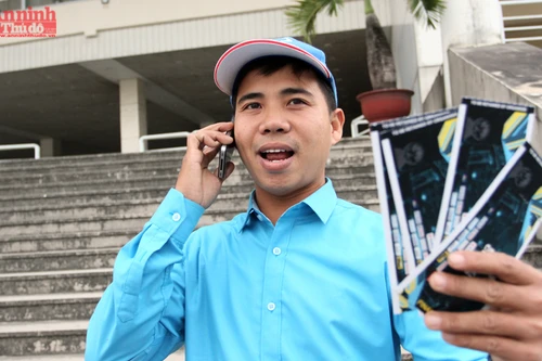 Vượt 250km, trắng đêm vạ vật chờ mua vé xem tuyển Việt Nam