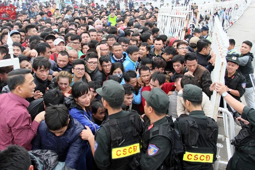 Đám đông chen lấn, xô đẩy tường rào sân Mỹ Đình để vào mua vé