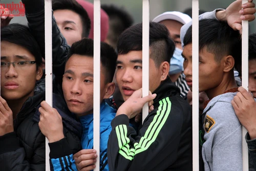 Trắng đêm đội rét, chầu chực chờ mua vé xem đội tuyển Việt Nam