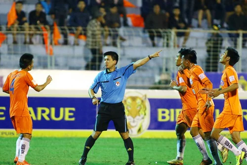 “Mổ” băng xử vụ “bẻ còi” trên sân Chi Lăng