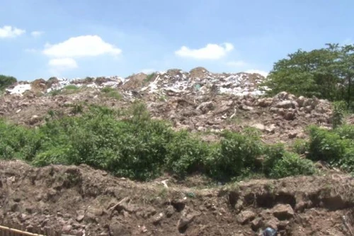 Nhân dân phản ánh, bãi đất thải ở Triều Khúc vẫn trơ lỳ 