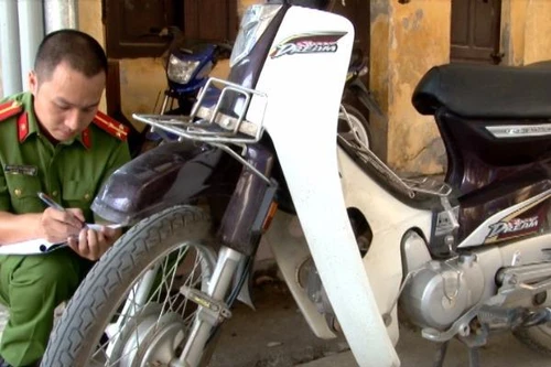 Lợi dụng người dân ăn cơm trưa, trộm cắp xe máy