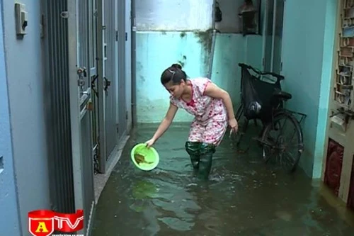 Sau cơn bão, khu dân cư phường Tứ Liên vẫn chưa hết úng ngập