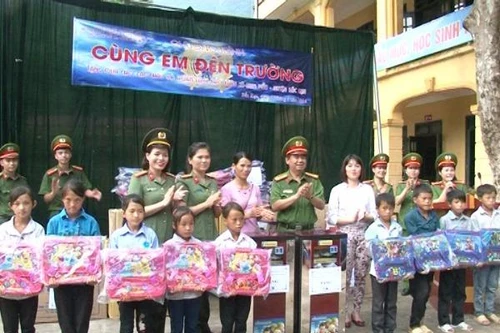 Ấm lòng học sinh vùng cao khi bước vào năm học mới