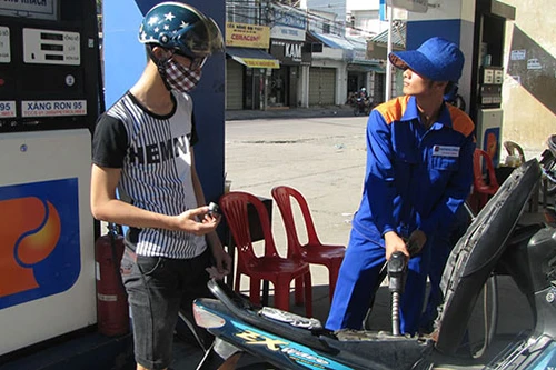 Xăng tăng 675 đồng/lít