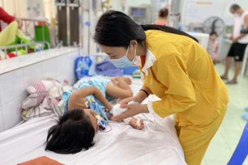 Số trẻ em chưa tiêm vaccine mắc Covid-19 ở Hà Nội tăng vọt