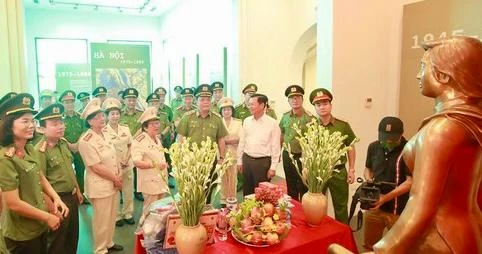 Công an Hà Nội tự hào tiếp bước truyền thống những người anh hùng