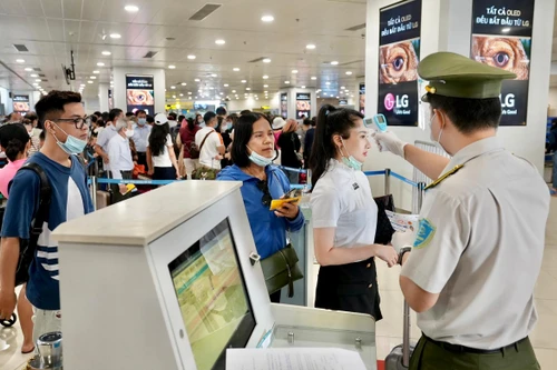 Giá vé máy bay cao điểm Hè "nhảy múa" từng ngày, người dân vẫn ùn ùn đổ về sân bay