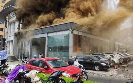 Hà Nội: Kịp thời dập tắt đám cháy toà nhà 167 Hoàng Ngân