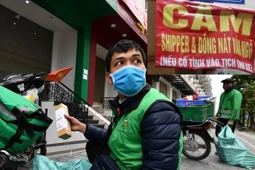 Hà Nội: Tự ý treo biển "cấm shipper, đồng nát vào ngõ" có vi phạm quy định?