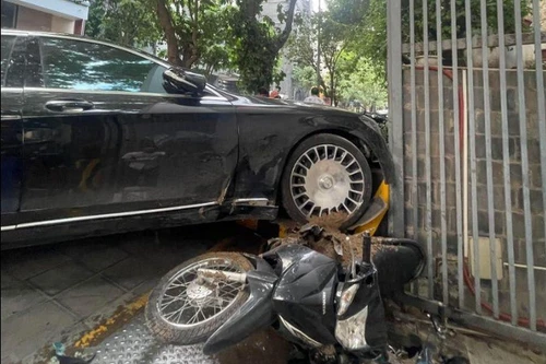 [Tin nhanh sáng 31-7-2022] Tài xế Mercedes S450 mất lái đâm BMW và loạt xe máy trên phố Hà Nội