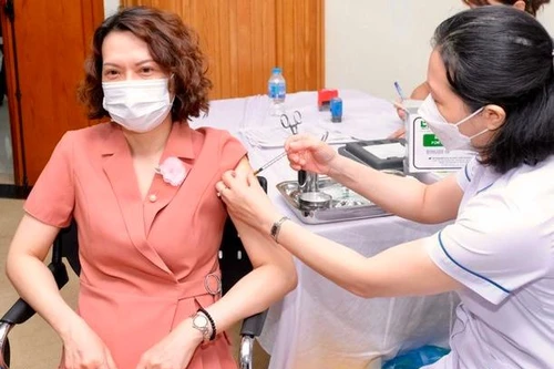 Thứ trưởng Bộ Y tế, Phó Chủ tịch Tổng liên đoàn lao động tiêm vaccine mũi 3, 4 tại lễ phát động