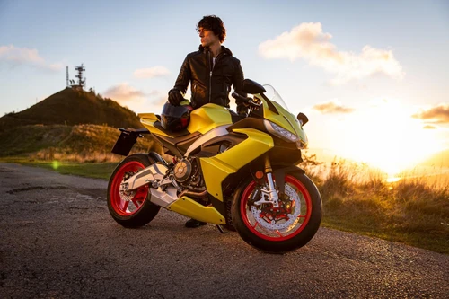 Tập đoàn Piaggio gia nhập thị trường xe phân khối lớn Việt Nam với Aprilia và Guzzi