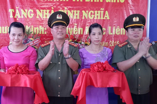 Trao tặng nhà tình nghĩa cho thương binh Nguyễn Khắc Liên