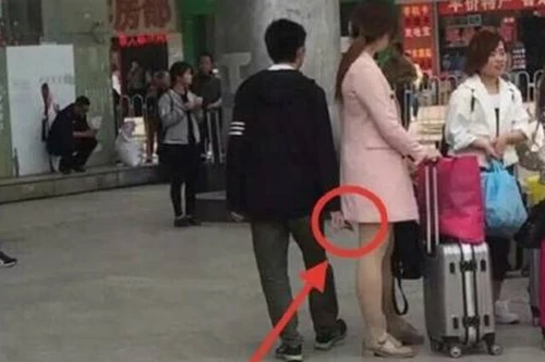 Kẻ bệnh hoạn dùng smartphone chụp lén dưới váy phụ nữ