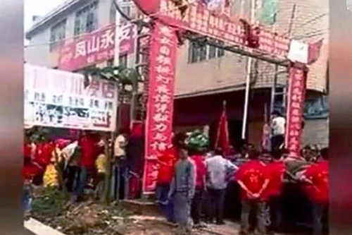 Không chịu nhường đường, khách mời hai đám cưới lao vào hỗn chiến