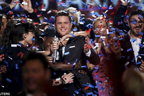 Anh chàng bồi bàn ngã trên sân khấu sau khi giành quán quân American Idol