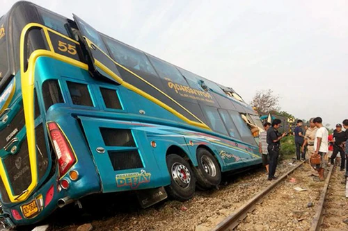 Tàu hỏa đâm xe buýt chở khách du lịch ở Thái Lan, 3 người tử vong