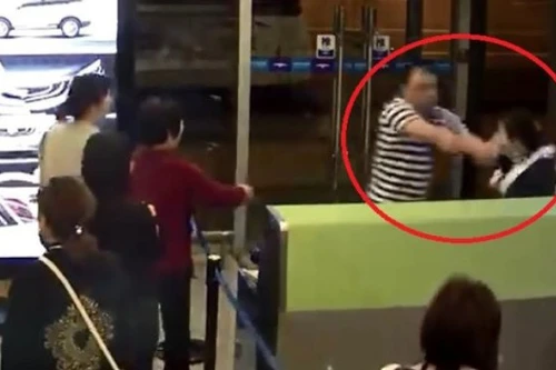 Chậm chuyến bay, hành khách tức giận tát vào mặt nhân viên hàng không