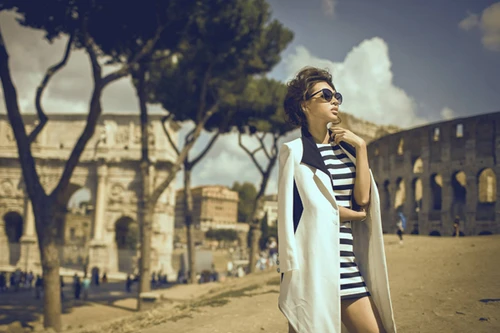 Minh Triệu gợi cảm dạo chơi ở thành Rome