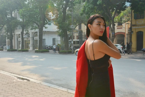 Siêu mẫu Diệu Huyền “thả dáng” trên phố phường Hà Nội