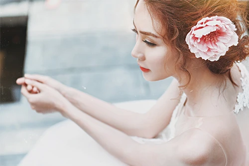 Ngân Khánh khoe vóc dáng mảnh mai cùng váy cưới